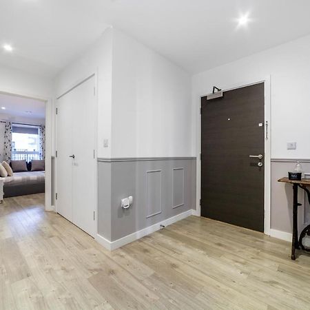 Apartament Private Double Bd With Optional Balcony, 15 Mins To London Cc Zewnętrze zdjęcie